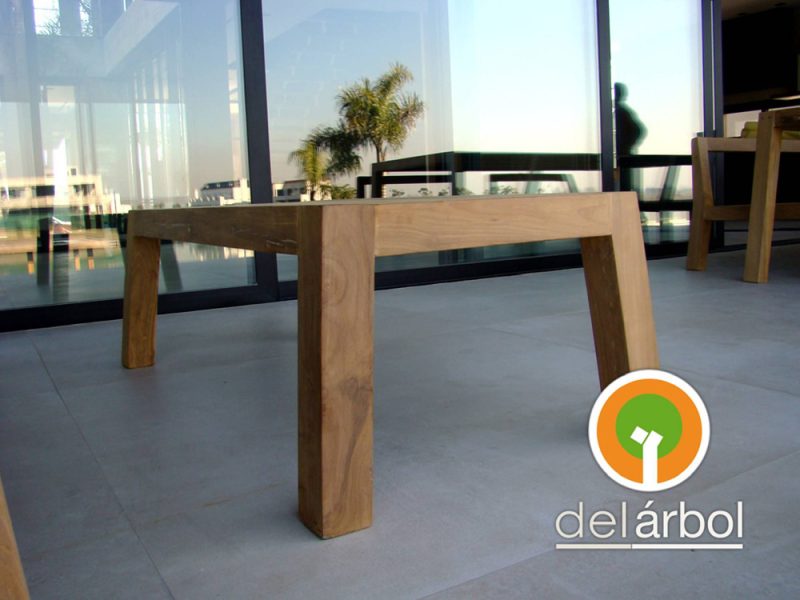 Mesa Baja Chuecona de Madera para Jardín y Exterior | del-arbol.com.ar